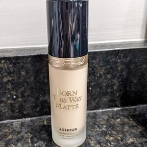 Too Faced Born This Way Foundation - color Snow